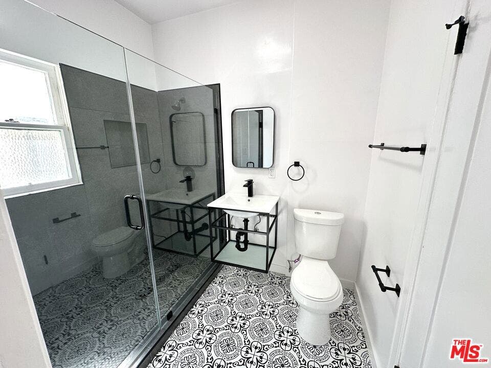643 S Cloverdale Avenue, #643 1/2, Los Angeles, CA 90036 643 S Cloverdale Avenue, #643 1/2, Los Angeles, CA 90036