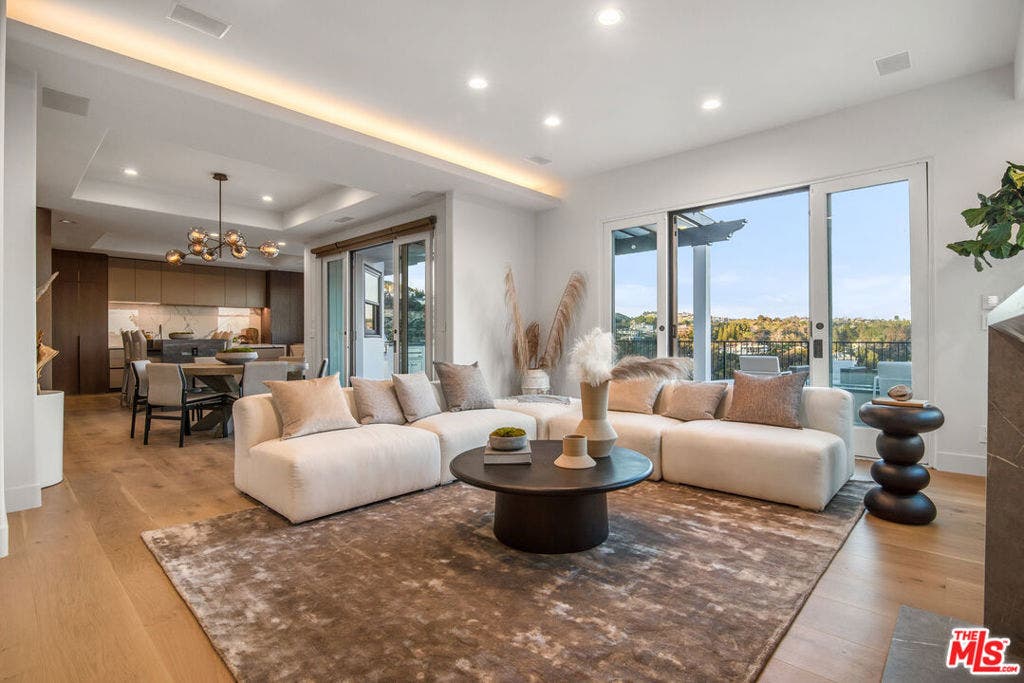 930 N Tigertail Road, Los Angeles, CA 90049