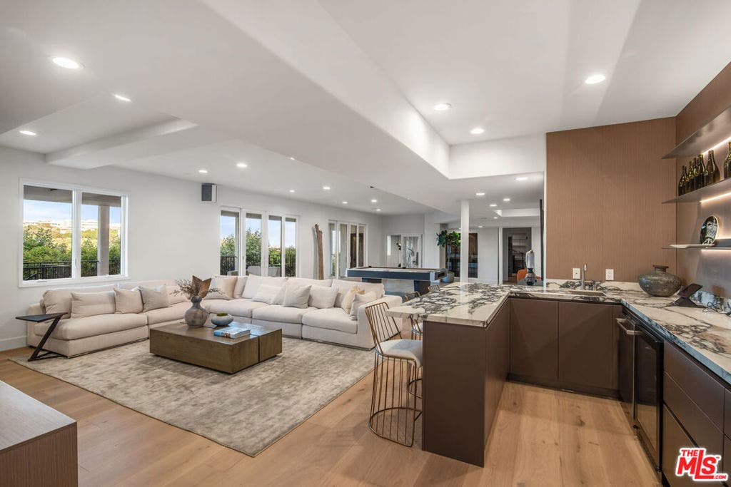 930 N Tigertail Road, Los Angeles, CA 90049