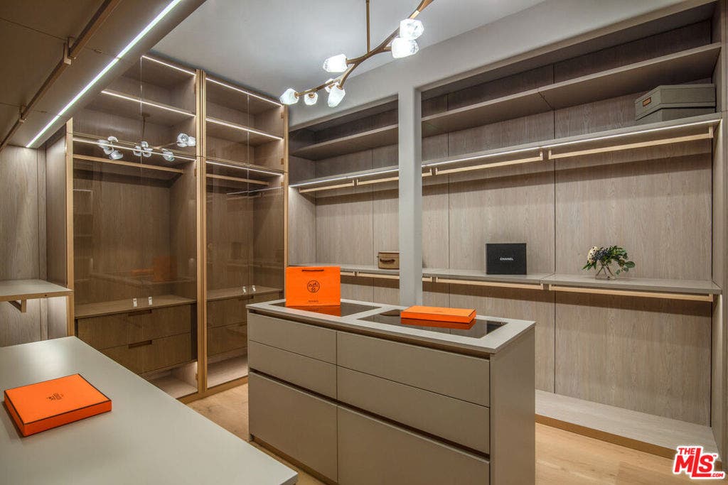 930 N Tigertail Road, Los Angeles, CA 90049