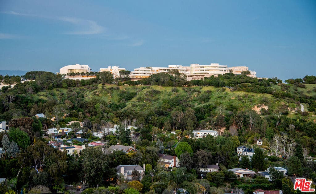 930 N Tigertail Road, Los Angeles, CA 90049