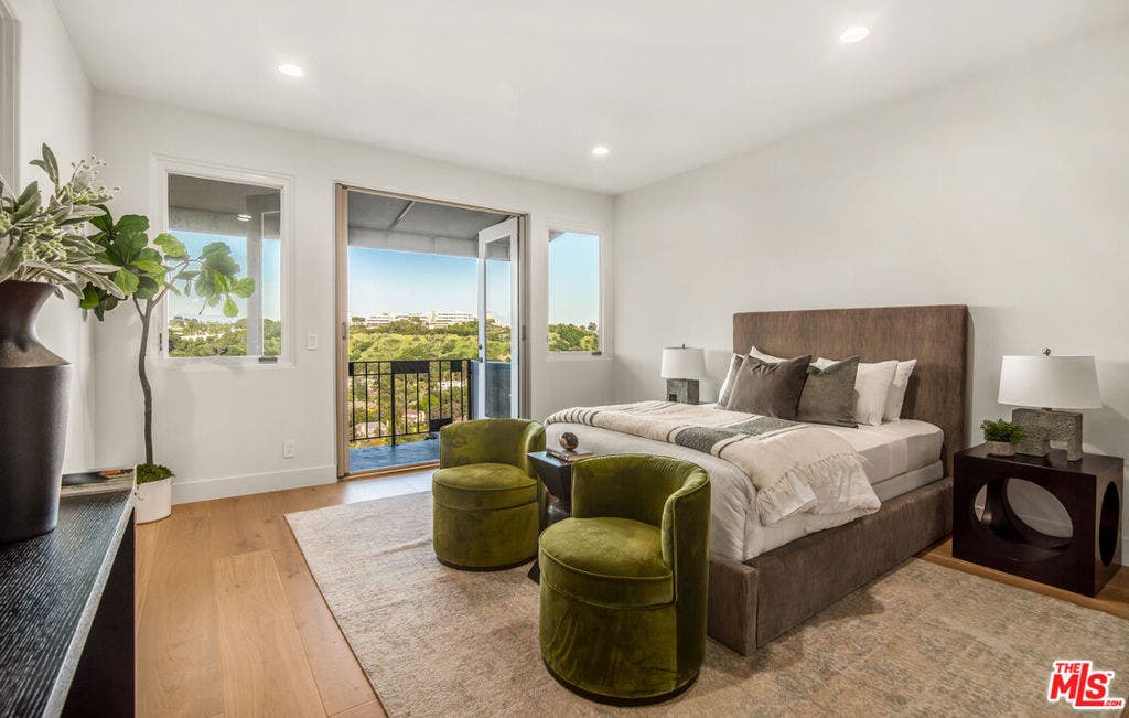 930 N Tigertail Road, Los Angeles, CA 90049