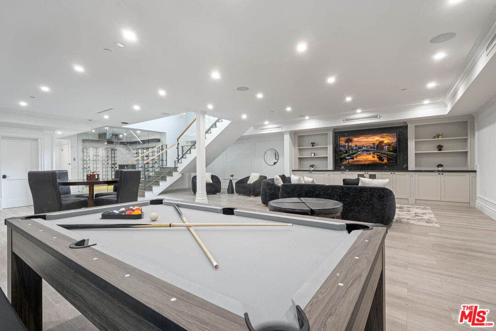 126 N Canyon View Drive, Los Angeles, CA 90049