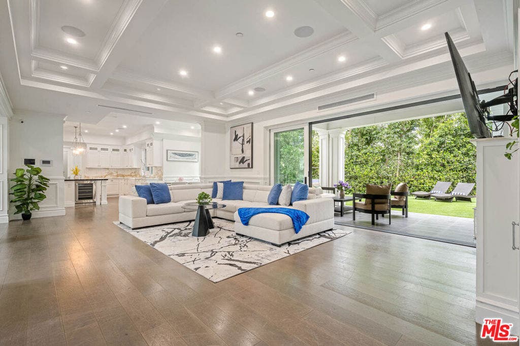 126 N Canyon View Drive, Los Angeles, CA 90049