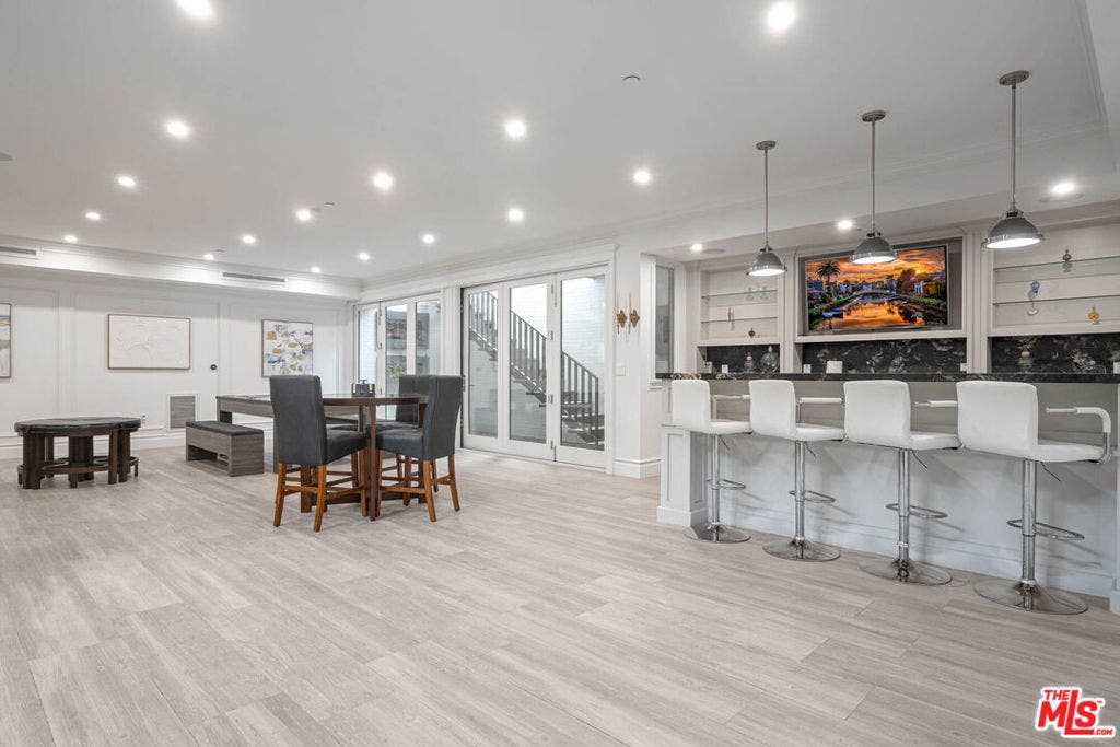 126 N Canyon View Drive, Los Angeles, CA 90049