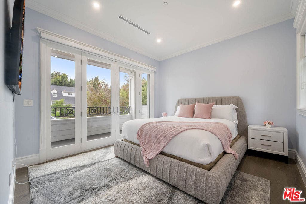 126 N Canyon View Drive, Los Angeles, CA 90049