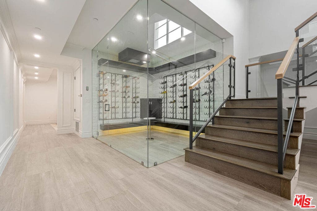 126 N Canyon View Drive, Los Angeles, CA 90049