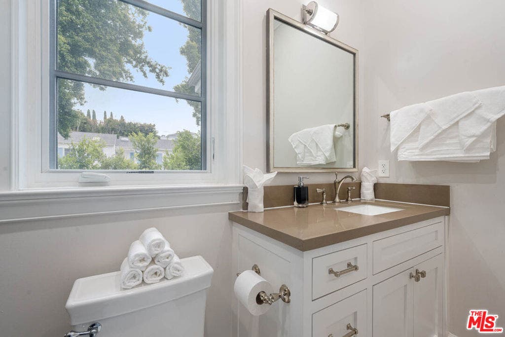 126 N Canyon View Drive, Los Angeles, CA 90049