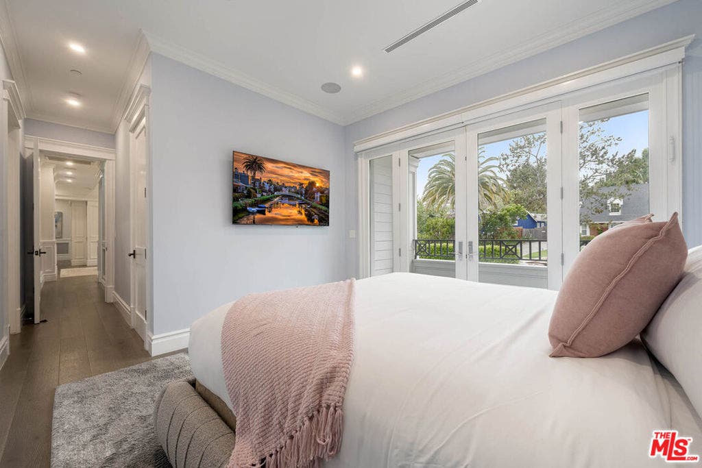 126 N Canyon View Drive, Los Angeles, CA 90049