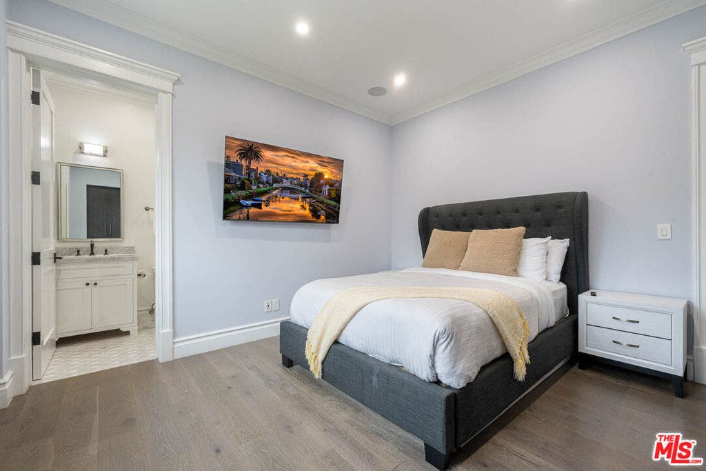 126 N Canyon View Drive, Los Angeles, CA 90049