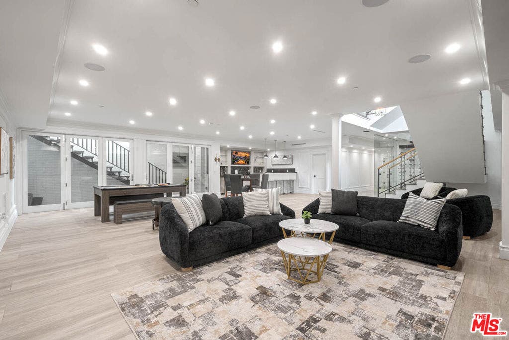 126 N Canyon View Drive, Los Angeles, CA 90049