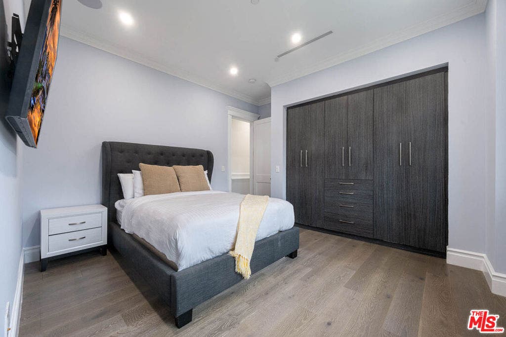 126 N Canyon View Drive, Los Angeles, CA 90049