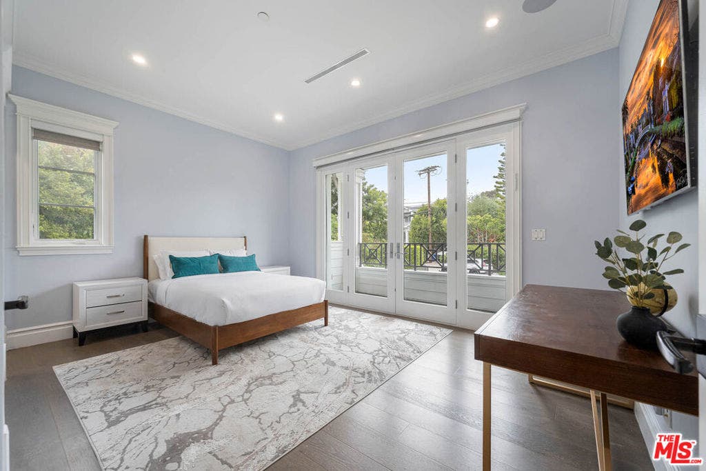 126 N Canyon View Drive, Los Angeles, CA 90049