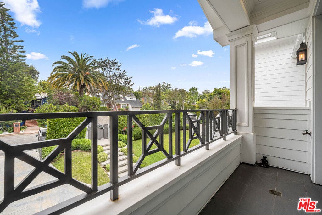 126 N Canyon View Drive, Los Angeles, CA 90049