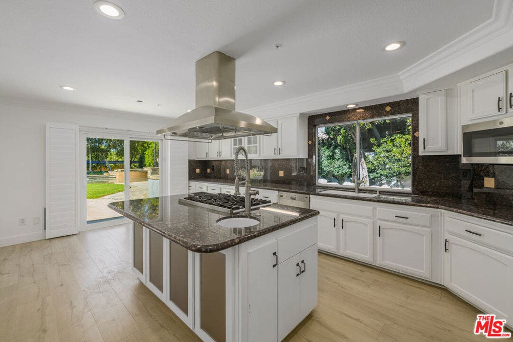 6263 Penfield Avenue, Woodland Hills, CA 91367 6263 Penfield Avenue, Woodland Hills, CA 91367