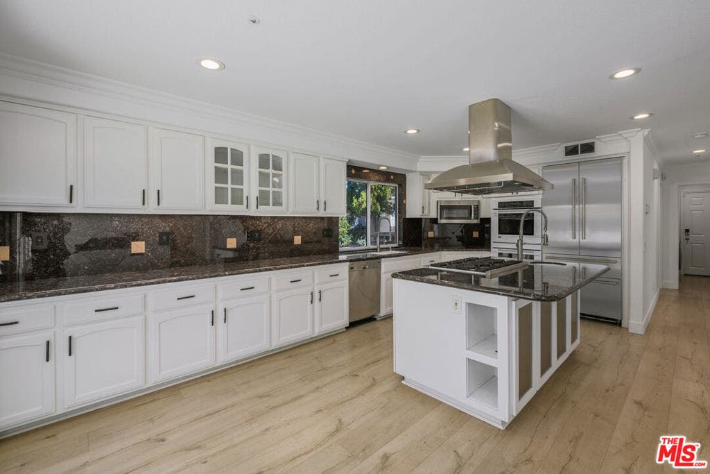 6263 Penfield Avenue, Woodland Hills, CA 91367 6263 Penfield Avenue, Woodland Hills, CA 91367