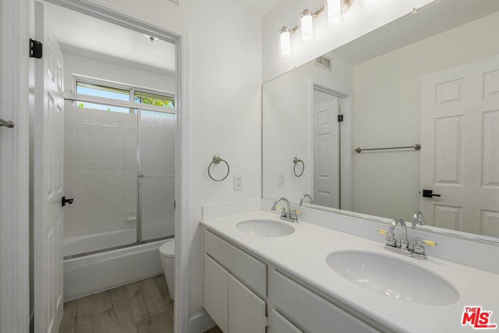 6263 Penfield Avenue, Woodland Hills, CA 91367 6263 Penfield Avenue, Woodland Hills, CA 91367