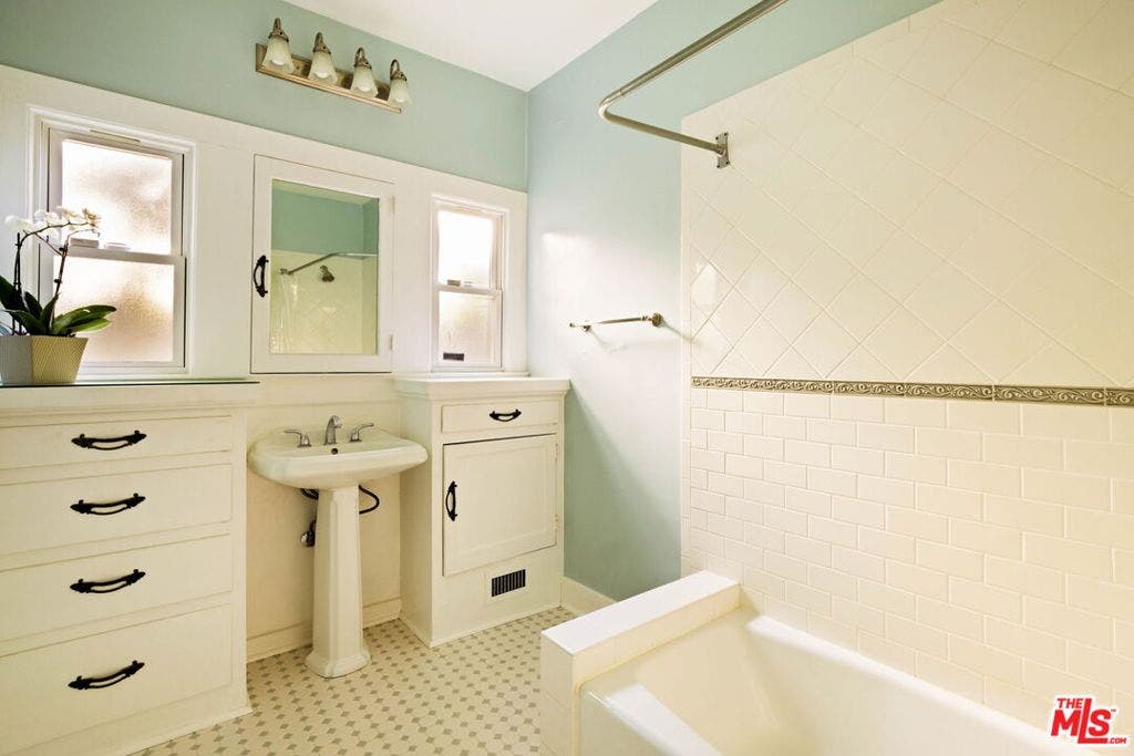 336 N Beachwood Drive, Los Angeles, CA 90004 336 N Beachwood Drive, Los Angeles, CA 90004