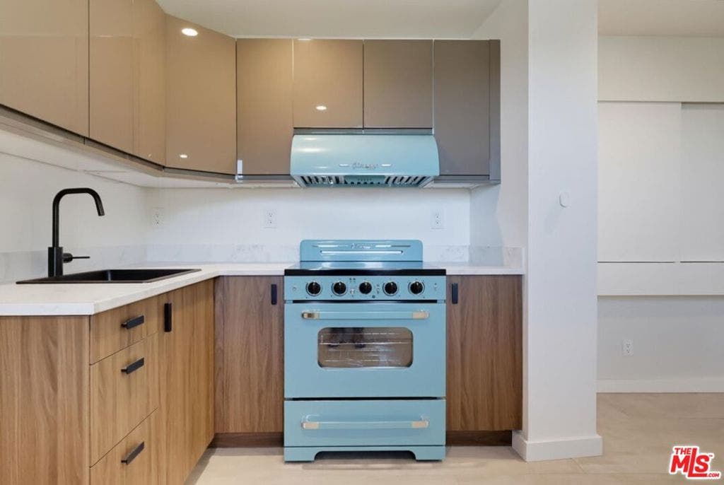 8718 St Ives Drive, West Hollywood, CA 90069