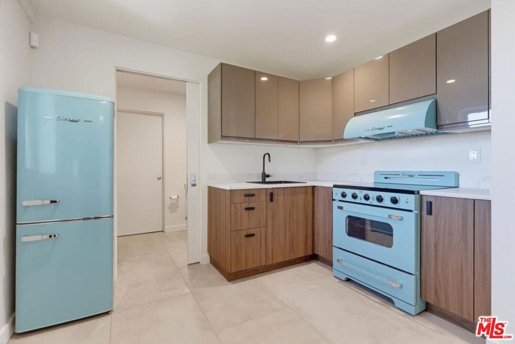 8718 St Ives Drive, West Hollywood, CA 90069