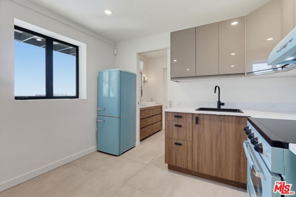 8718 St Ives Drive, West Hollywood, CA 90069