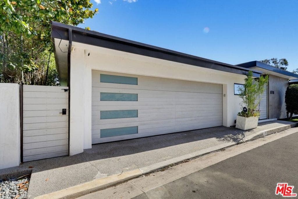8718 St Ives Drive, West Hollywood, CA 90069