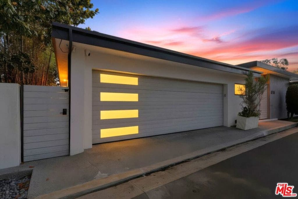 8718 St Ives Drive, West Hollywood, CA 90069