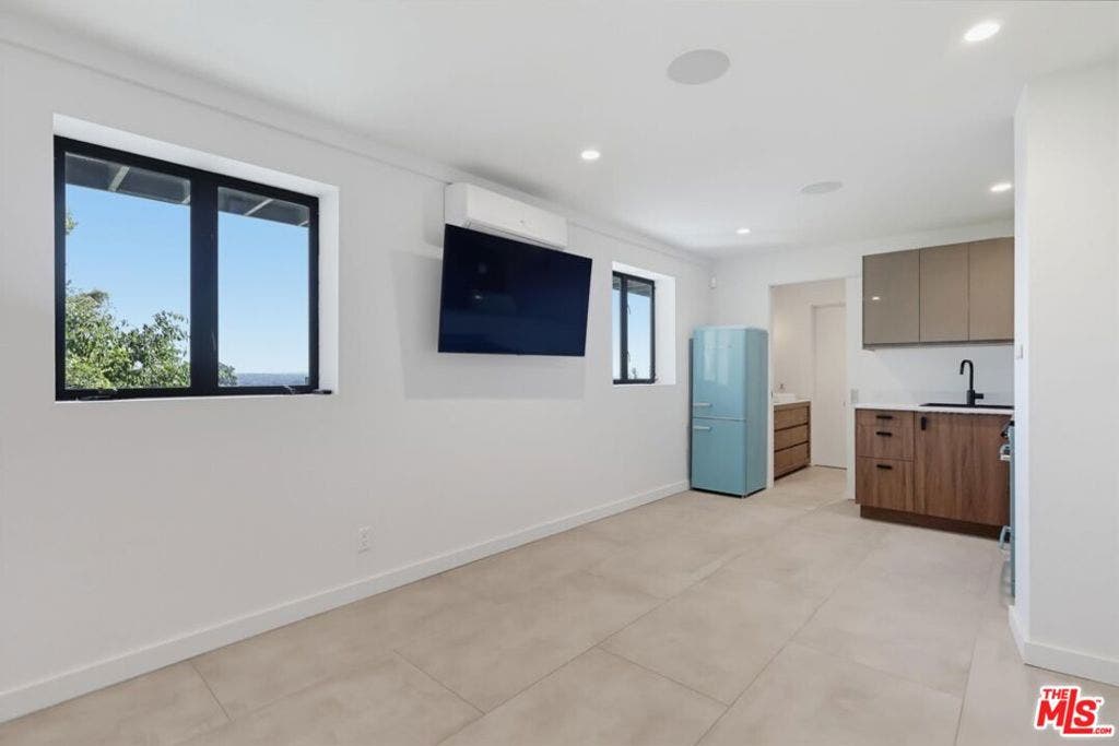 8718 St Ives Drive, West Hollywood, CA 90069