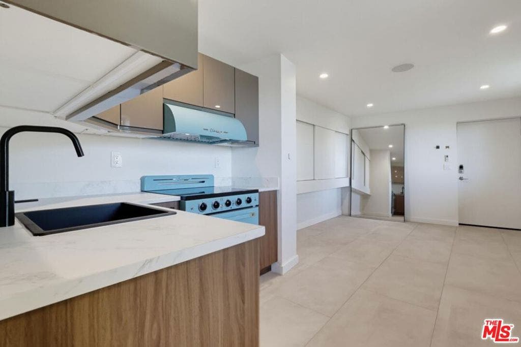8718 St Ives Drive, West Hollywood, CA 90069