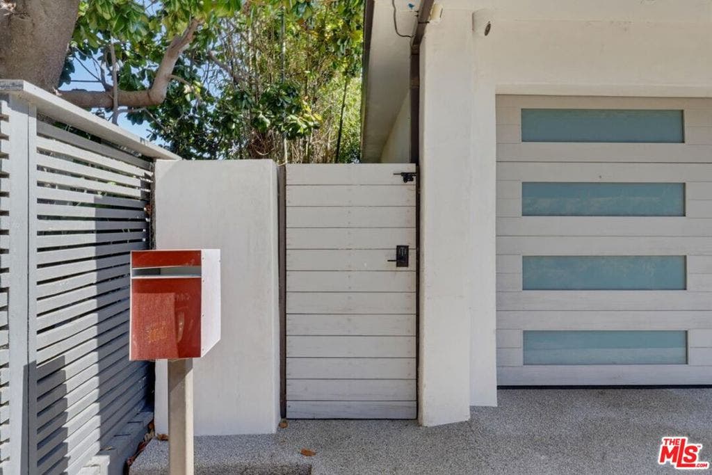 8718 St Ives Drive, West Hollywood, CA 90069