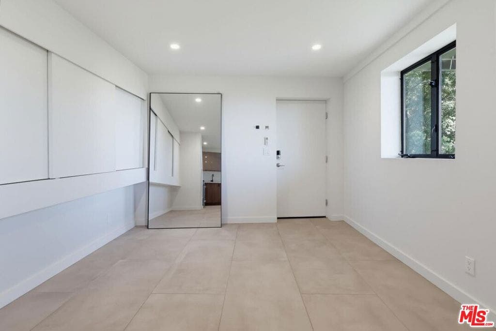 8718 St Ives Drive, West Hollywood, CA 90069