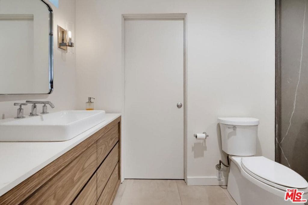8718 St Ives Drive, West Hollywood, CA 90069