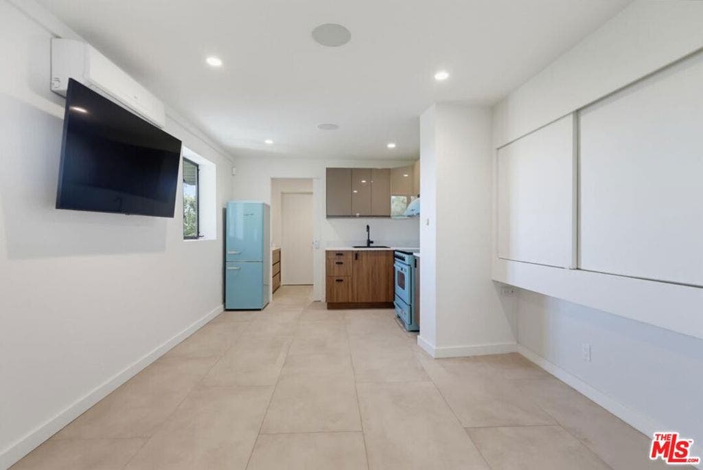8718 St Ives Drive, West Hollywood, CA 90069