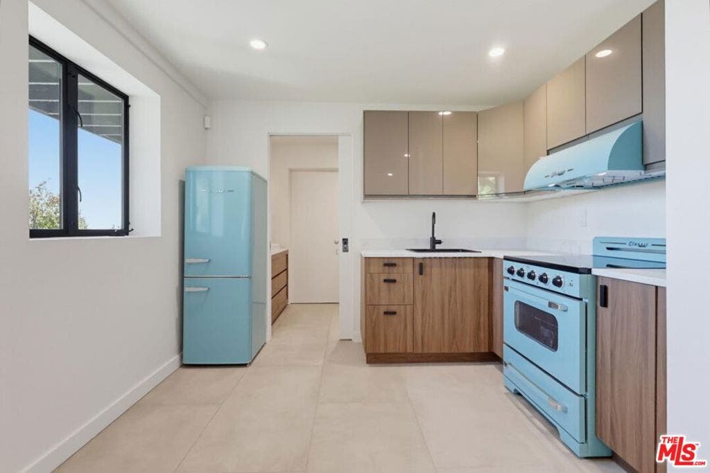 8718 St Ives Drive, West Hollywood, CA 90069