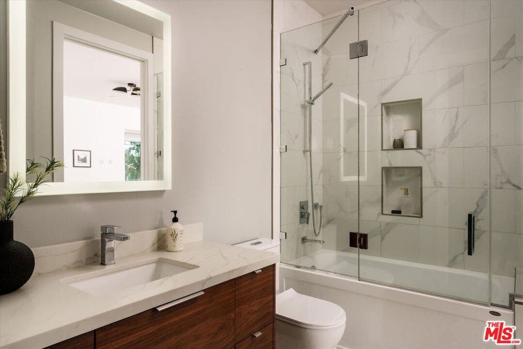 7806 Henefer Avenue, Los Angeles, CA 90045