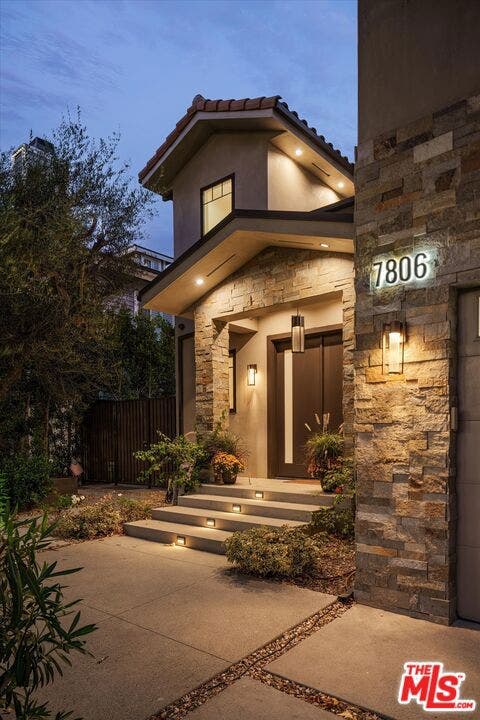 7806 Henefer Avenue, Los Angeles, CA 90045