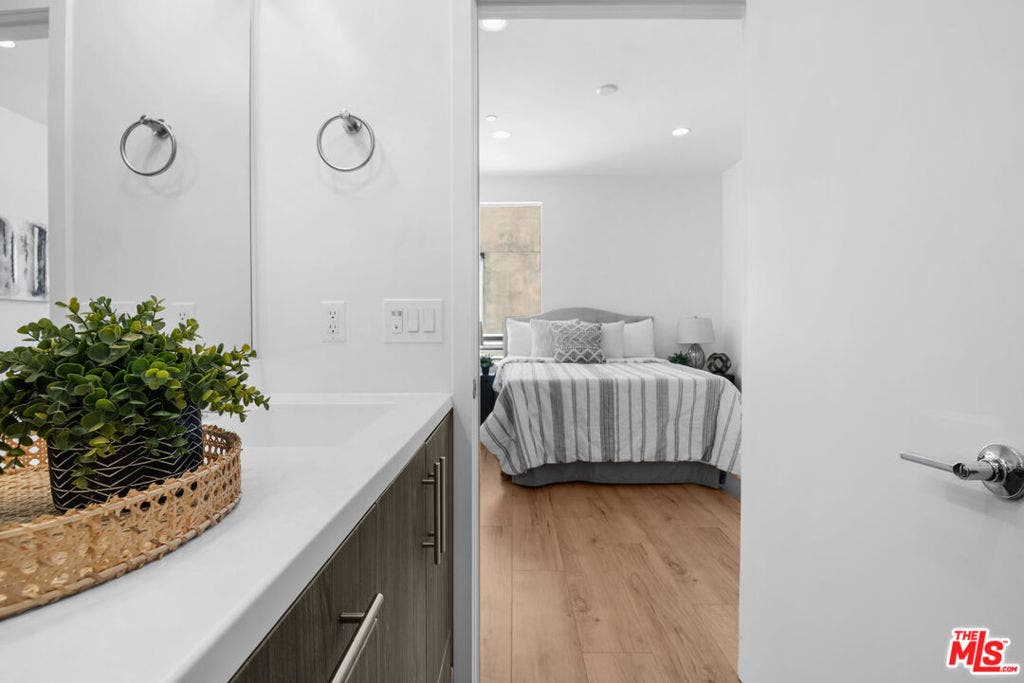 2213 Selig Drive, Los Angeles, CA 90026