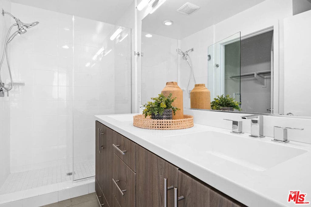 2213 Selig Drive, Los Angeles, CA 90026