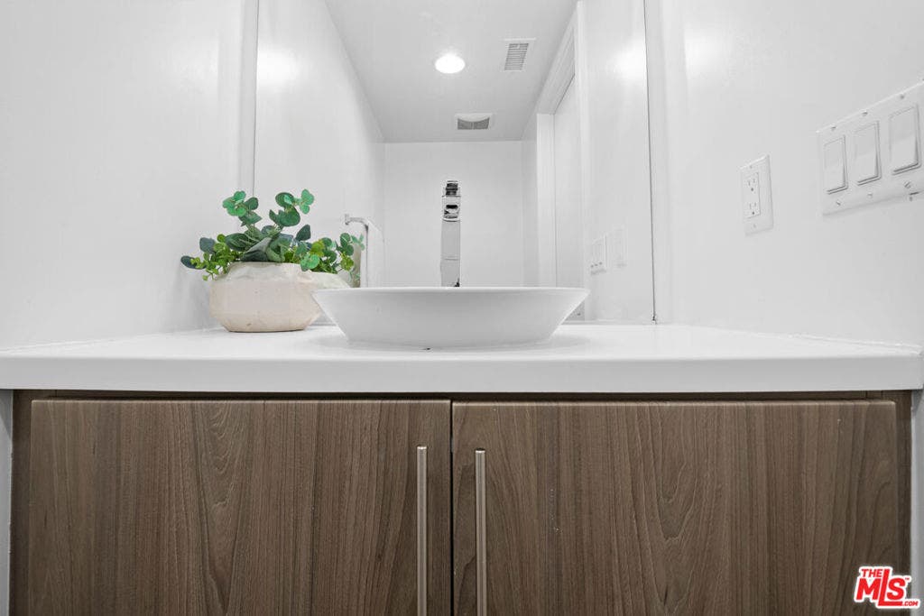 2213 Selig Drive, Los Angeles, CA 90026