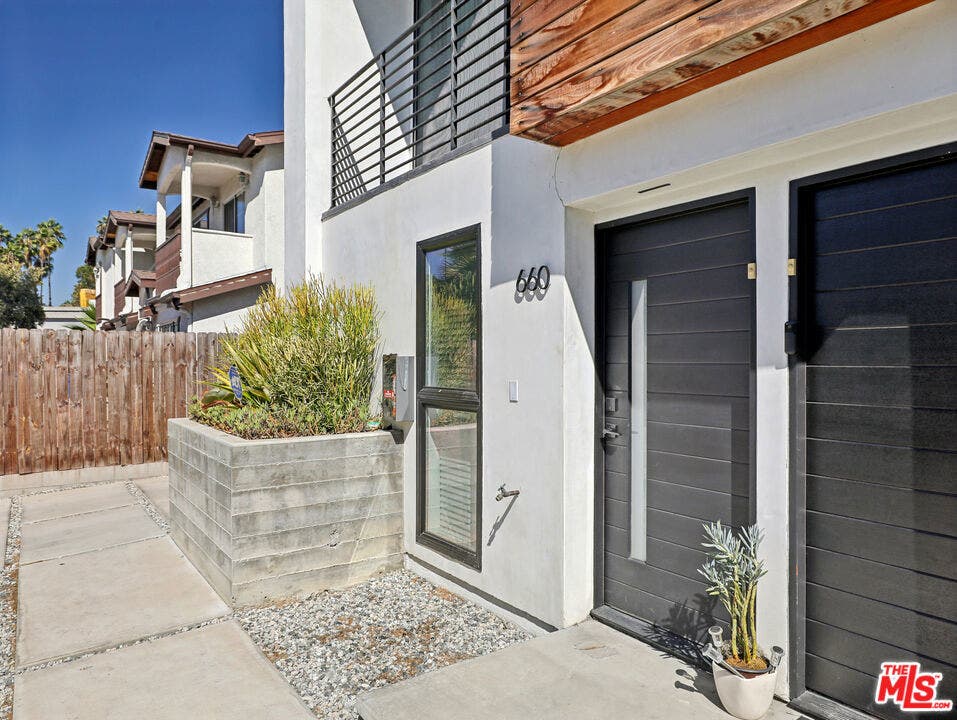 660 N Mariposa Avenue, Los Angeles, CA 90004 660 N Mariposa Avenue, Los Angeles, CA 90004