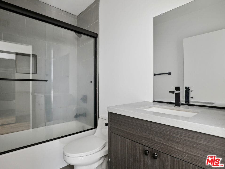 660 N Mariposa Avenue, Los Angeles, CA 90004 660 N Mariposa Avenue, Los Angeles, CA 90004