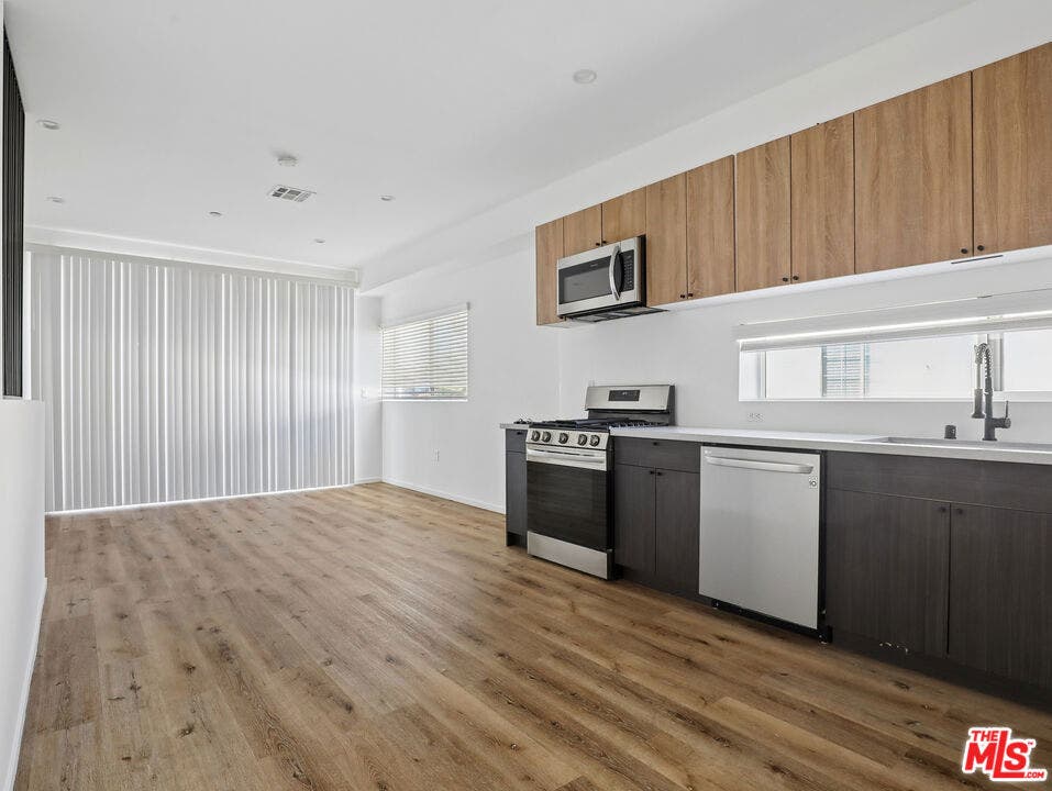 660 N Mariposa Avenue, Los Angeles, CA 90004 660 N Mariposa Avenue, Los Angeles, CA 90004