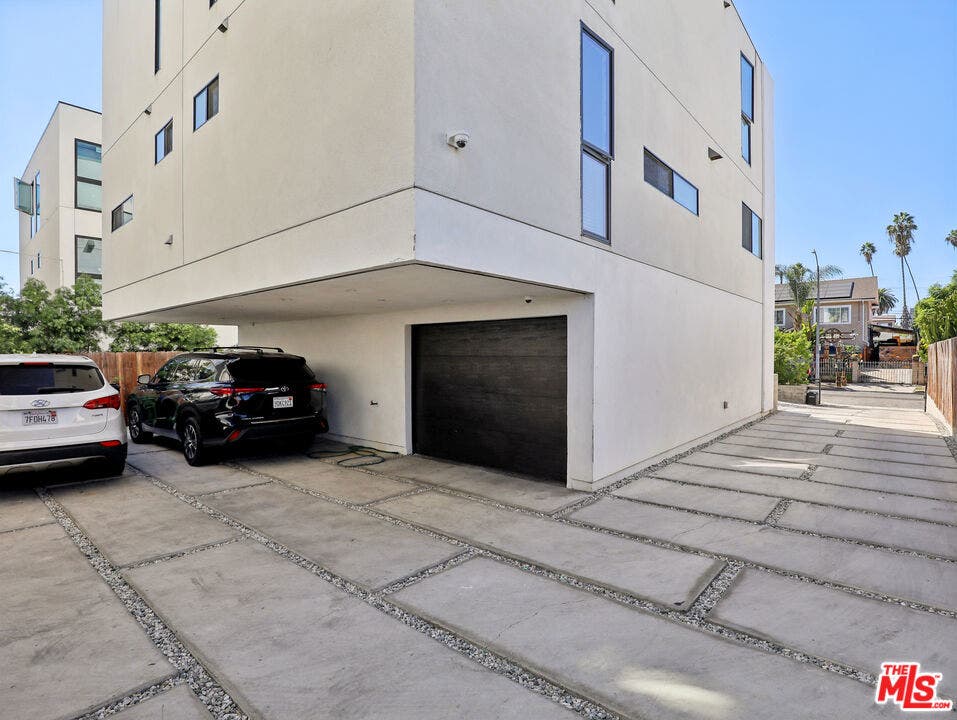 660 N Mariposa Avenue, Los Angeles, CA 90004 660 N Mariposa Avenue, Los Angeles, CA 90004