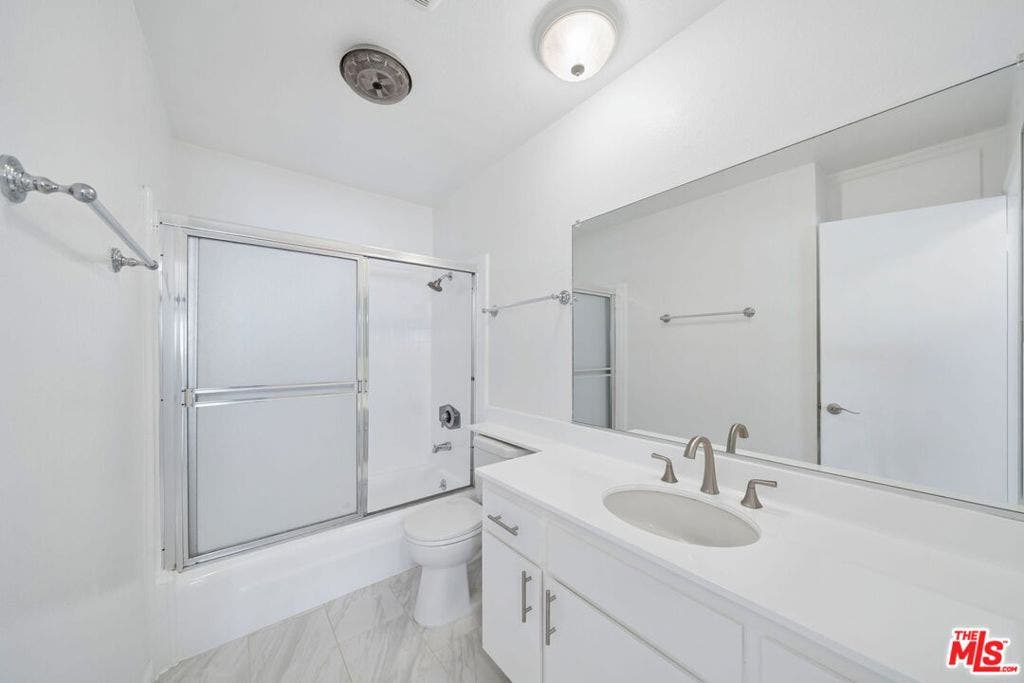 1028 7TH Street, #102, Santa Monica, CA 90403 Bathroom with Extra Storage