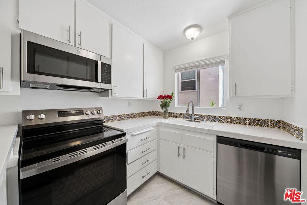 1028 7TH Street, #102, Santa Monica, CA 90403 New Stainless Steel Appliances