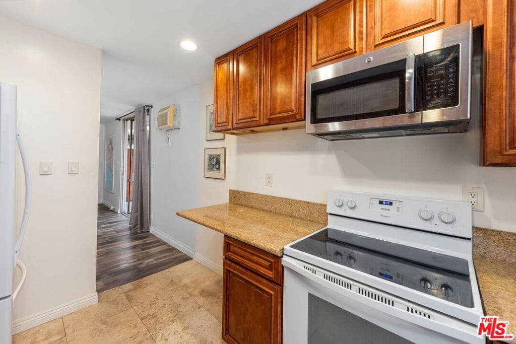 320 S Gramercy Place, #105, Los Angeles, CA 90020 320 S Gramercy Place, #105, Los Angeles, CA 90020