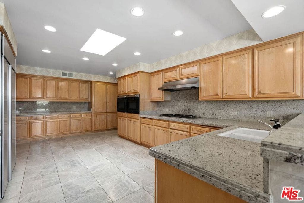 3031 Elvido Drive, Los Angeles, CA 90049 3031 Elvido Drive, Los Angeles, CA 90049