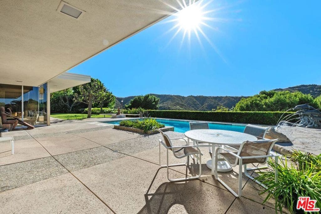3031 Elvido Drive, Los Angeles, CA 90049 3031 Elvido Drive, Los Angeles, CA 90049