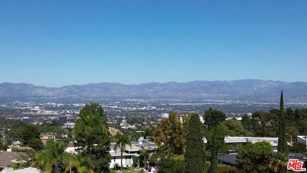 3031 Elvido Drive, Los Angeles, CA 90049 3031 Elvido Drive, Los Angeles, CA 90049