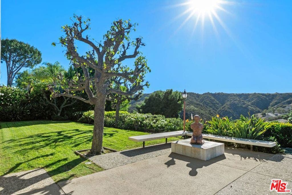 3031 Elvido Drive, Los Angeles, CA 90049 3031 Elvido Drive, Los Angeles, CA 90049